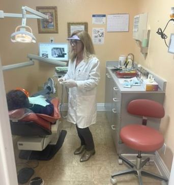 La Dra. Emami atendiendo a un paciente
